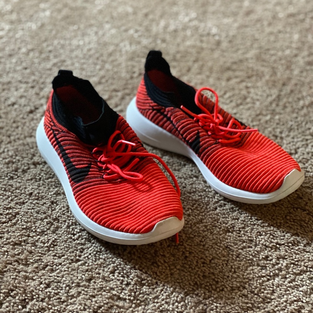 LIKE NEW Nike Fly Knit Slip-On Size 7.5